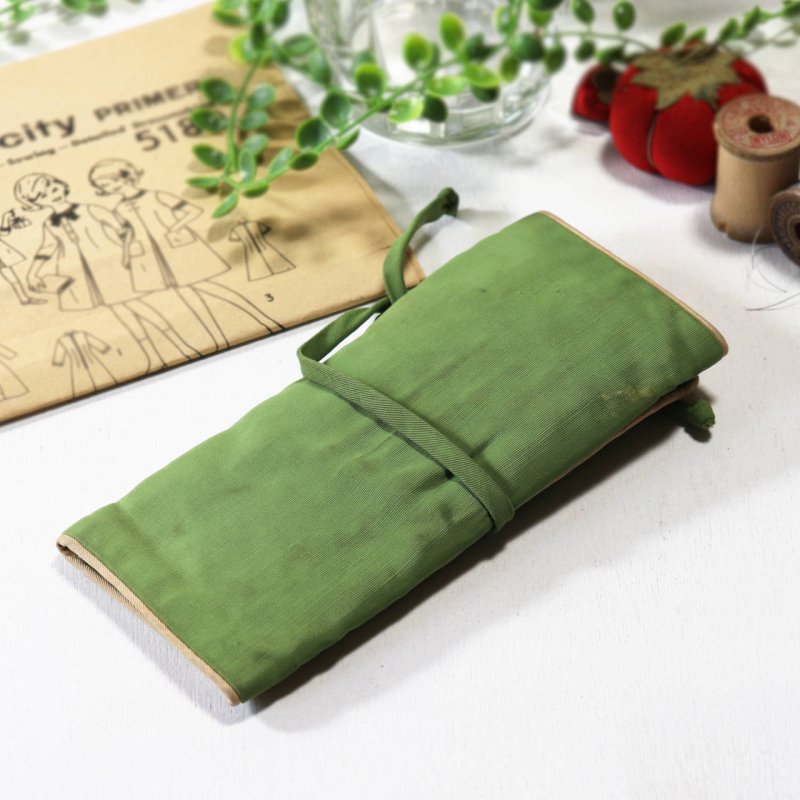 USAヴィンテージila社製携帯裁縫セット・黄緑・ハサミの刺繍｜レーヨン製ソーイングキット・針・ボタン・糸