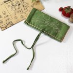 USAヴィンテージila社製携帯裁縫セット・黄緑・ハサミの刺繍｜レーヨン製ソーイングキット・針・ボタン・糸