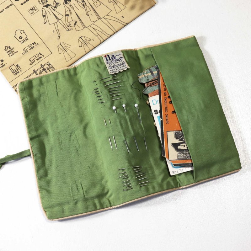 USAヴィンテージila社製携帯裁縫セット・黄緑・ハサミの刺繍｜レーヨン製ソーイングキット・針・ボタン・糸