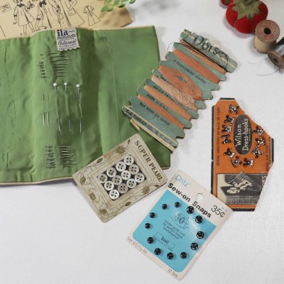 画像3: USAヴィンテージila社製携帯裁縫セット・黄緑・ハサミの刺繍｜レーヨン製ソーイングキット・針・ボタン・糸
