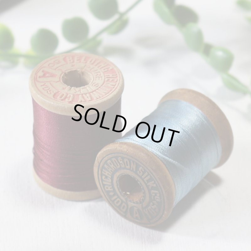 【2個セット】USAヴィンテージ木製スプール糸巻きWood Spool・赤＆水色｜シルク糸・アンティークソーイング雑貨・刻印・印字・裁縫
