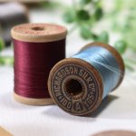 【2個セット】USAヴィンテージ木製スプール糸巻きWood Spool・赤＆水色｜シルク糸・アンティークソーイング雑貨・刻印・印字・裁縫