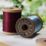 【2個セット】USAヴィンテージ木製スプール糸巻きWood Spool・赤＆水色｜シルク糸・アンティークソーイング雑貨・刻印・印字・裁縫