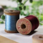 【2個セット】USAヴィンテージ木製スプール糸巻きWood Spool・赤＆水色｜シルク糸・アンティークソーイング雑貨・刻印・印字・裁縫