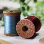 【2個セット】USAヴィンテージ木製スプール糸巻きWood Spool・赤＆水色｜シルク糸・アンティークソーイング雑貨・刻印・印字・裁縫