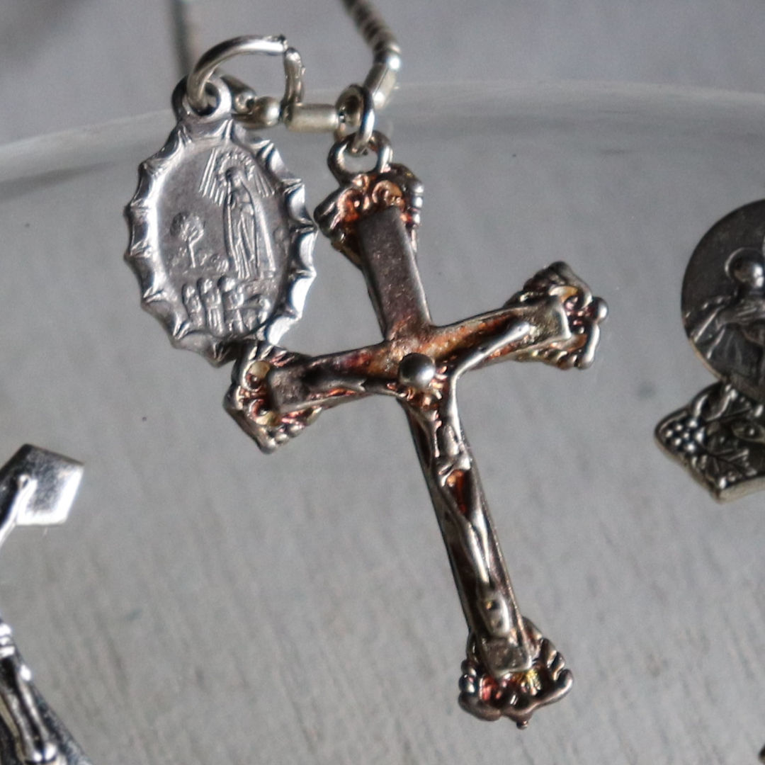 イタリアヴィンテージキリスト教ネックレスファチマの聖母マリアマリーゴールドのメダイ・十字架クロス