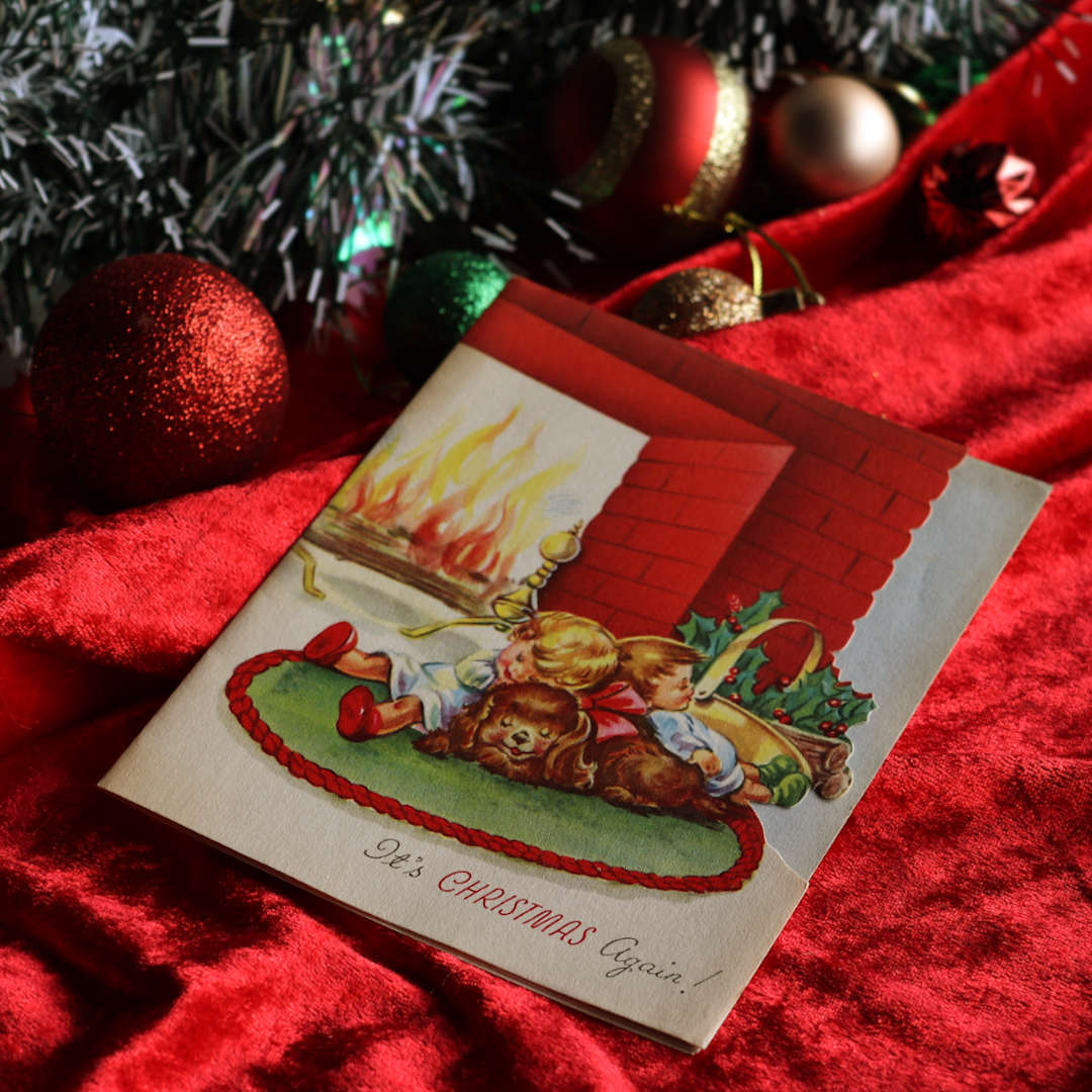 Usaヴィンテージ1940年代紙ものクリスマスカード 暖炉の前でクリスマスの夢を見る子供と犬アンティーク