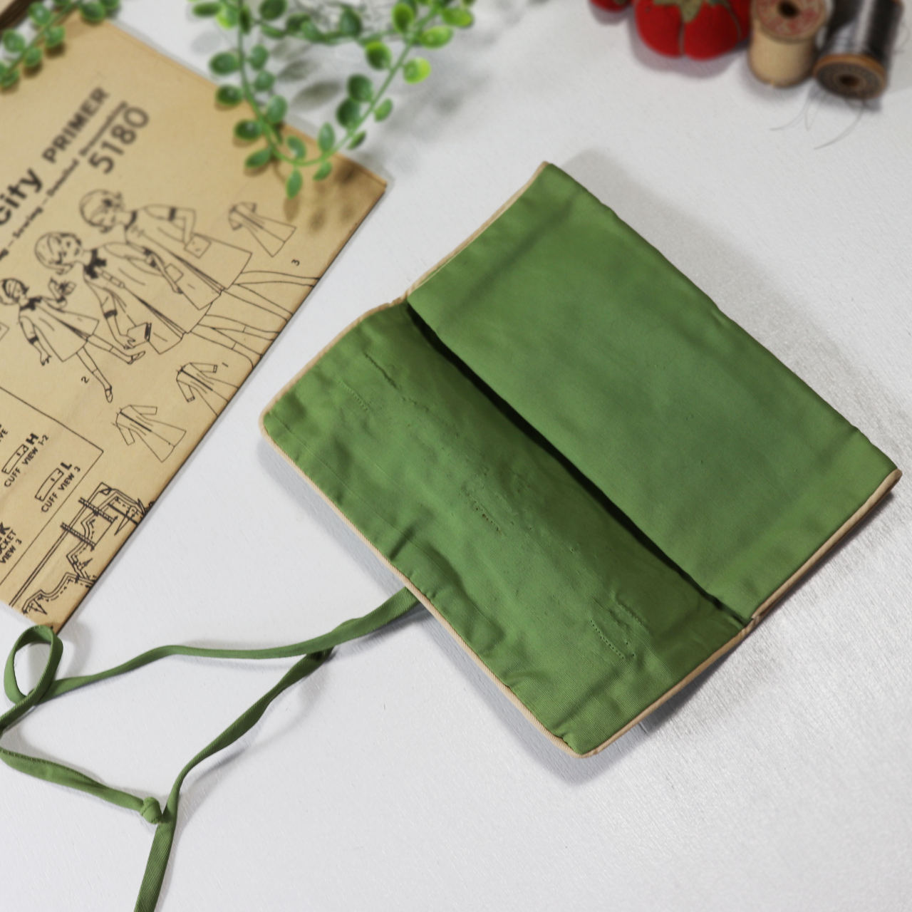 USAヴィンテージila社製携帯裁縫セット・黄緑・ハサミの刺繍|レーヨン製ソーイングキット・針・ボタン・糸